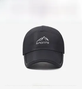 Vista frontale del berretto sportivo nero ad asciugatura rapida con icona montagna e logo