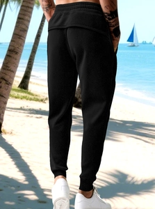 Vista posteriore dei joggers neri da uomo con vita elastica e polsini a costine