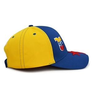Dettaglio del ricamo della bandiera del Venezuela e stella rossa su cappello giallo e blu