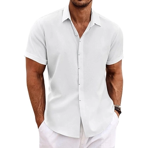 Gros plan sur la texture du tissu et les boutons d'une chemise blanche en coton et lin