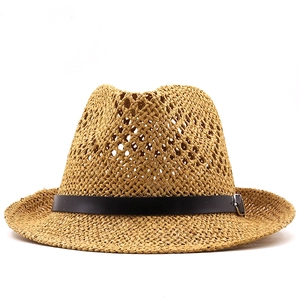 Détail du tressage ajouré en losange et de la ceinture noire sur un chapeau de paille