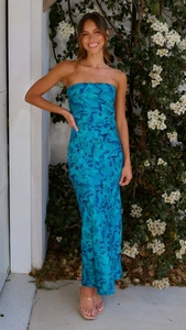 Dettaglio dell'abito lungo a fascia con stampa marmorizzata blu e taglio slim elegante