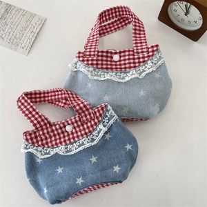 Détail de mini sacs en jean à étoiles avec dentelle et poignées à carreaux rouges