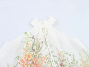 Détail du haut dos nu floral avec élégant nœud à nouer et texture de tissu en organza