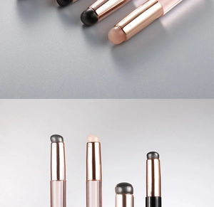 Dettaglio dei pennelli labbra in silicone portatili con ghiere in oro rosa per trucco