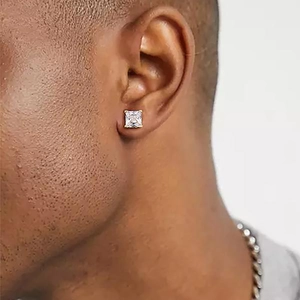 Nahaufnahme von quadratischem Zirkonia-Ohrring mit Goldbeschichtung im Hip-Hop-Stil