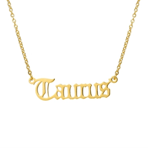 Dettaglio della collana Toro placcata oro 18K con scritta in carattere Old English