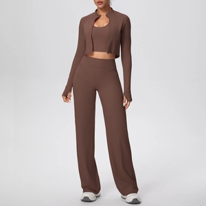 Détail de l'ensemble de yoga 3 pièces marron avec veste zippée et pantalon large de sport