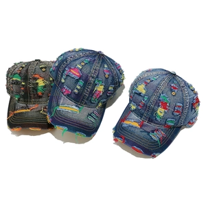 Berretti da baseball in denim invecchiato con strappi e toppe colorate cucite