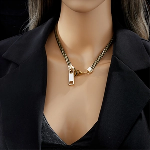 Collana a cerniera dorata stile punk in acciaio al titanio indossata con blazer nero