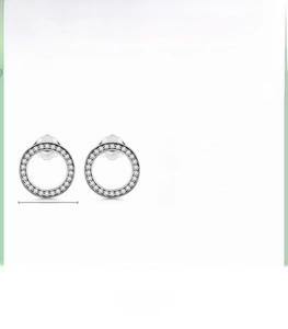 Detail von runden 925 Sterling Silber Ohrsteckern mit vollem Zirkonia-Inlay