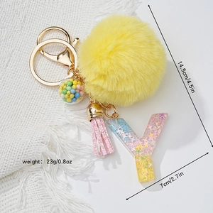 Détail du porte-clés pompon jaune avec lettre Y et spécifications de dimensions
