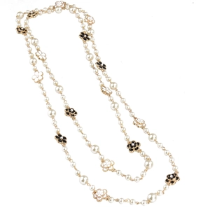 Elegant double-layer pearl necklace with black and white camellia charms and gold chain