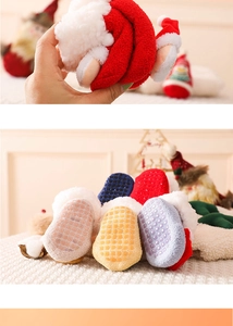 Gros plan de chaussettes de Noël pour bébé en polaire avec semelles antidérapantes