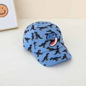 Détail de la casquette enfant bleue avec silhouettes de dinosaures et broderie colorée