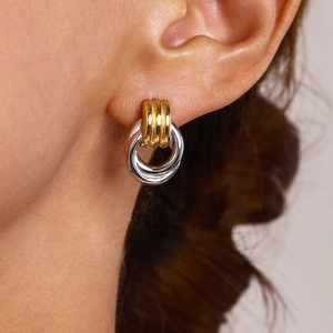 Boucles d'oreilles minimalistes bicolores en acier titane avec anneaux dorés et argentés
