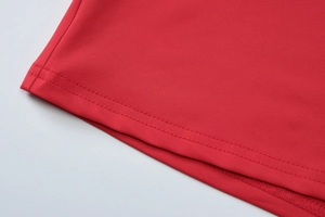Detailansicht des hochwertig doppelt vernähten Saums am roten Strandkleid-Stoff