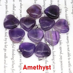 Gros plan de pendentifs améthyste en forme de cœur avec textures naturelles violettes