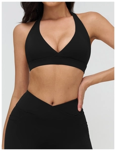 Dettaglio del reggiseno sportivo nero con scollo a V e leggings da yoga a vita alta