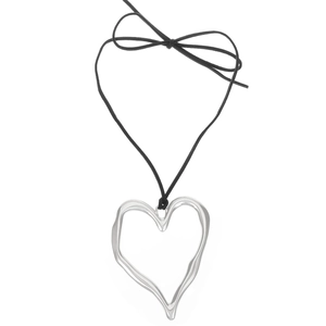 Collier minimaliste avec grand pendentif coeur argenté et cordon noir ajustable à nœud