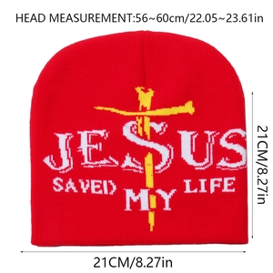 Détail du bonnet rouge avec texte Jesus Saved My Life et motif de croix jaune brodé