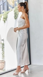 Dettaglio dell'abito lungo in raso bianco con schiena scoperta e taglio elegante