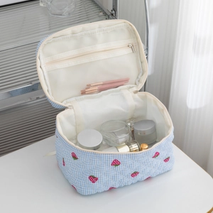 Trousse de maquillage matelassée à carreaux bleus avec broderie fraise et grand volume