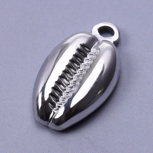 Vue macro d'un pendentif en forme de coquille d'acier 304 avec texture métallique