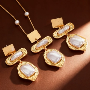Barock-Perlen Schmuckset mit strukturierter Gold-Oberfläche, Halskette und Ohrringe