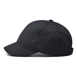 Gorra de béisbol de malla negra transpirable con visera corta minimalista para hombres y mujeres