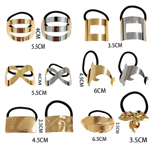 Verschiedene Punk-Haargummis aus Metall in Gold und Silber mit geometrischen Motiven