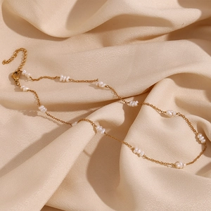 Détail du collier en perles d'eau douce et chaîne perlée plaquée or 18 carats sur soie