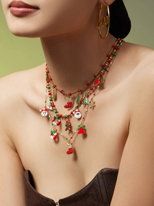 Détail du collier de Noël plaqué or 18k avec père Noël, sapin et pendentifs flocons