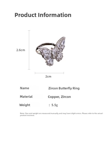 Gros plan sur la bague papillon en zircon montrant les détails de l'artisanat du cuivre