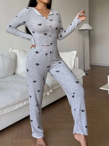 Détail du pyjama à motif cœur avec boutons en bois et bordures volantées douces