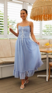 Détail de robe mi-longue plissée bleu clair avec dentelle et cordon nœud sur le buste