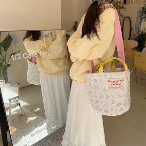 Détail du sac seau matelassé à fleurs avec bandoulière réglable et motifs de lapins