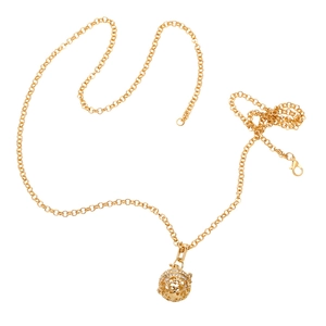 Vue détaillée du pendentif boule dorée évidée avec motifs vintage et fermoir mousqueton
