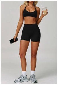 Détail du short de sport noir taille haute avec coupe ajustée et effet galbant