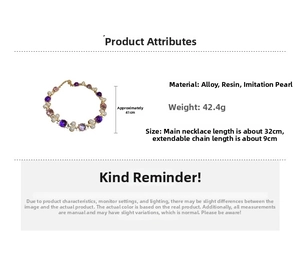 Vue détaillée du collier vintage doré avec perles en résine violette et perles nacrées