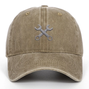 Détail de la broderie clé sur une casquette en toile de coton kaki vintage délavée