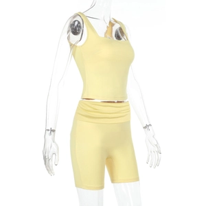 Vue latérale de l'ensemble jaune clair avec haut à col carré et short cycliste ajusté
