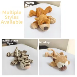 Dettaglio degli astucci in peluche con design di orso bruno, tigre e macaco
