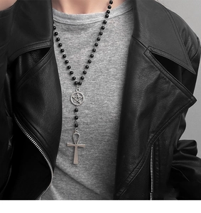 Détail du collier gothique à perles avec croix Ankh et pendentifs en forme d'étoile