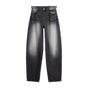 Gros plan d'un jean large gris foncé délavé montrant la texture du denim et les moustaches
