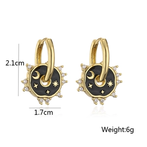 Detalle de pendientes celestiales bañados en oro 18K con medidas de 2,1 cm