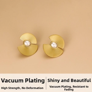 Détail de boucles d'oreilles perles dorées en éventail avec texture radiale plaquée