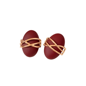 Boucles d'oreilles ovales plaquées or 18K en résine rouge mat avec fil doré enroulé