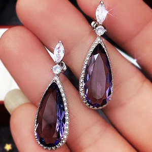 Boucles d'oreilles pendantes classiques argentées avec grands zircons violets en forme de poire