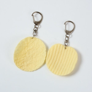 Porte-clés réalistes en PVC en forme de chips avec textures ondulées sur fond blanc